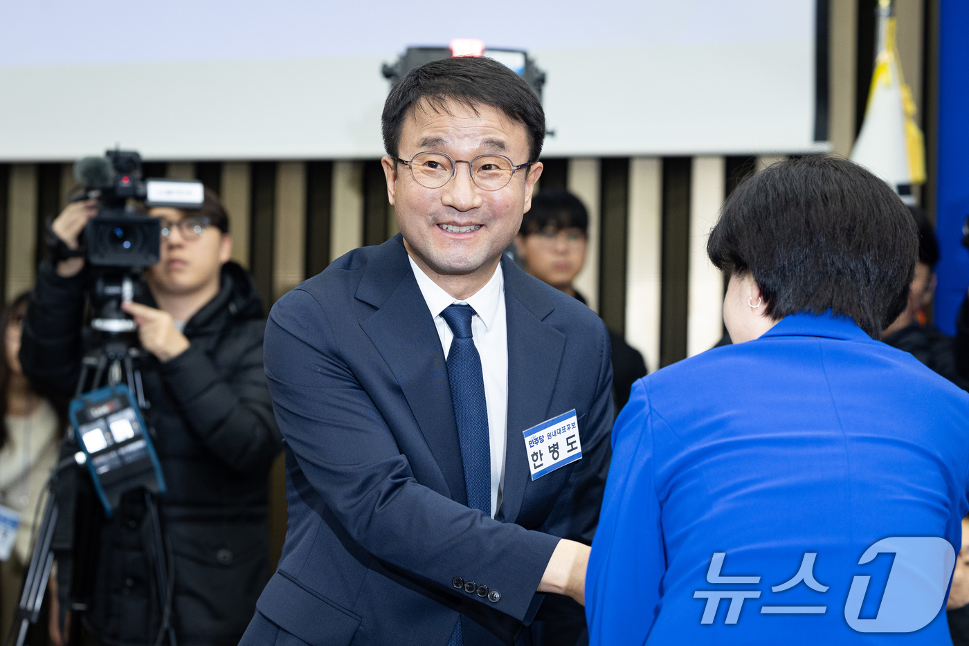 (서울=뉴스1) 유승관 기자 = 더불어민주당 신임 원내대표로 선출된 한병도 의원이 11일 서울 여의도 국회에서 열린 제22대 국회 더불어민주당 원내대표 선출을 위한 의원총회에서 백 …