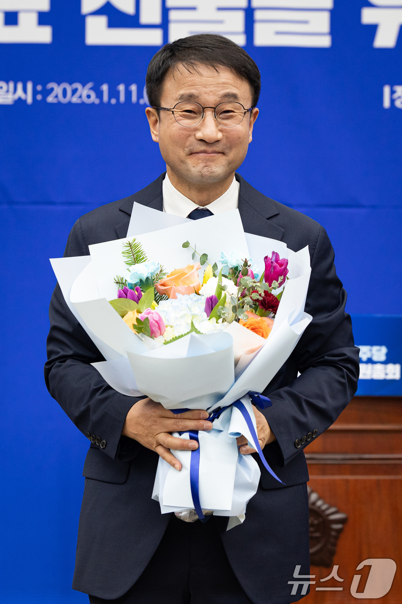 (서울=뉴스1) 유승관 기자 = 더불어민주당 신임 원내대표로 선출된 한병도 의원이 11일 서울 여의도 국회에서 열린 제22대 국회 더불어민주당 원내대표 선출을 위한 의원총회에서 꽃 …