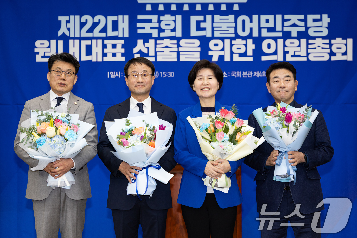 (서울=뉴스1) 유승관 기자 = 더불어민주당 신임 원내대표로 선출된 한병도 의원과 원내대표 후보들이 11일 서울 여의도 국회에서 열린 제22대 국회 더불어민주당 원내대표 선출을 위 …