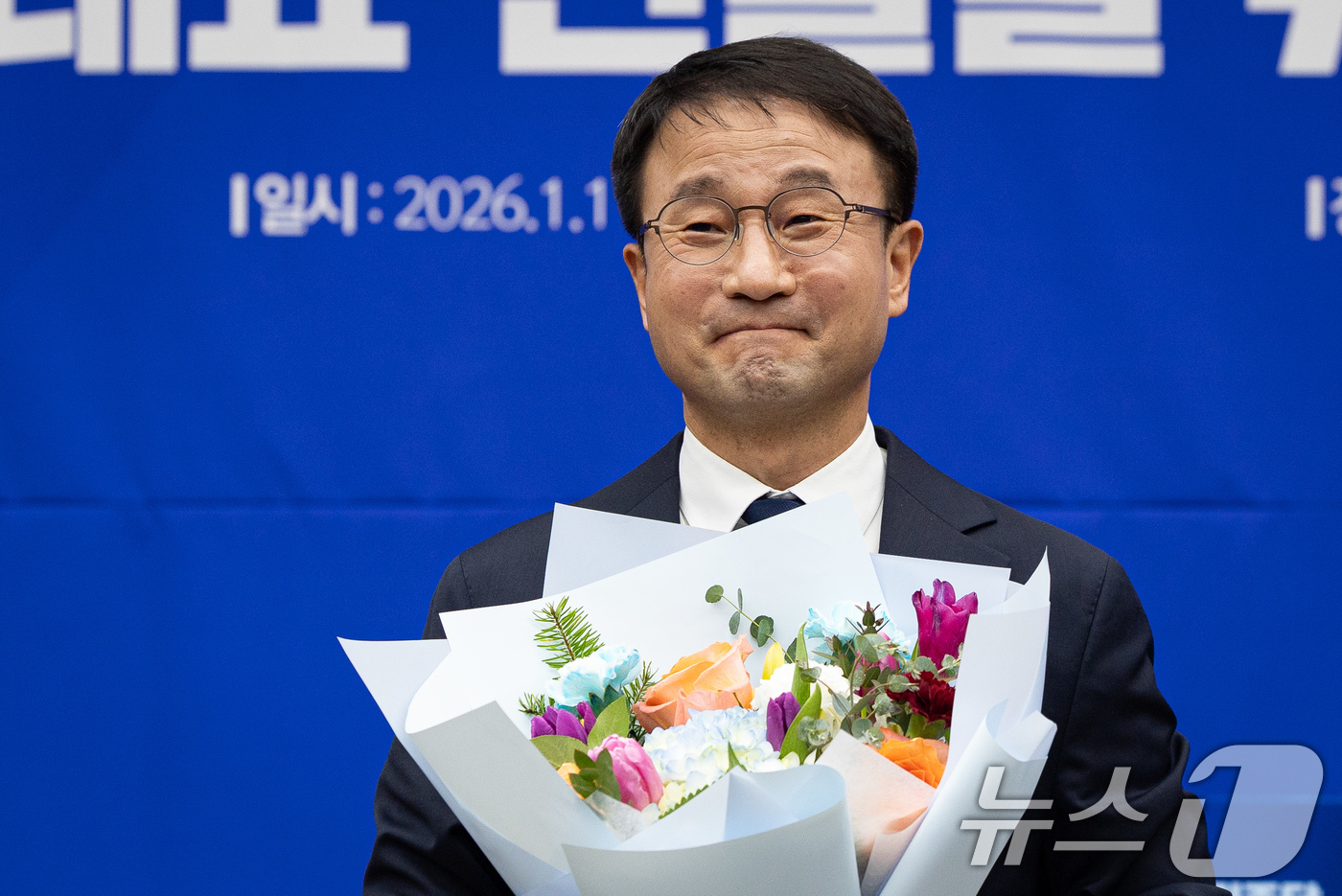 (서울=뉴스1) 유승관 기자 = 더불어민주당 신임 원내대표로 선출된 한병도 의원이 11일 서울 여의도 국회에서 열린 제22대 국회 더불어민주당 원내대표 선출을 위한 의원총회에서 꽃 …