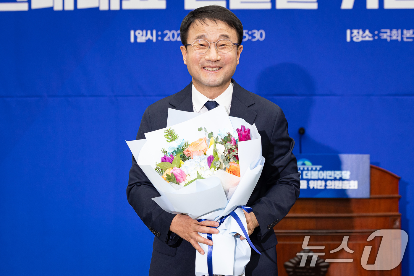 (서울=뉴스1) 유승관 기자 = 더불어민주당 신임 원내대표로 선출된 한병도 의원이 11일 서울 여의도 국회에서 열린 제22대 국회 더불어민주당 원내대표 선출을 위한 의원총회에서 꽃 …