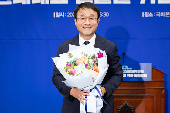 미소 짓는 한병도 민주당 신임 원내대표