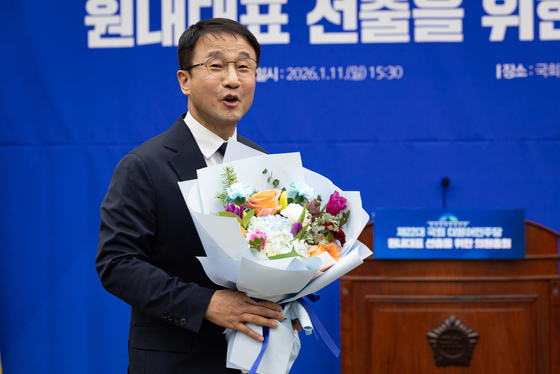 꽃다발 든 한병도 민주당 신임 원내대표