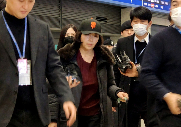 무표정으로 귀국하는 김경 서울시의원