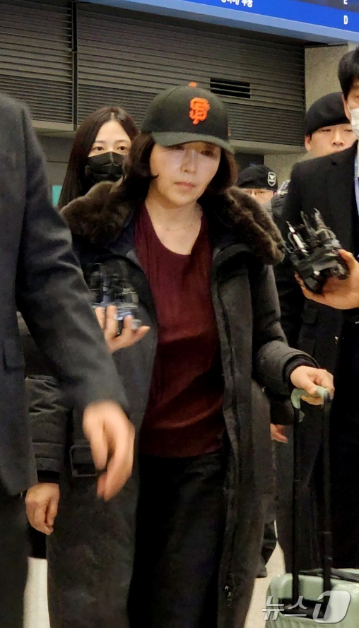 (인천공항=뉴스1) 권진영 기자 = 김경 서울시의원이 11일 인천국제공항 제1여객터미널을 통해 귀국하고 있다. 김 의원은 과거 2022년 지방선거 당시 더불어민주당 소속이던 강선우 …