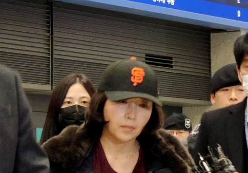 무표정으로 귀국하는 김경 서울시의원