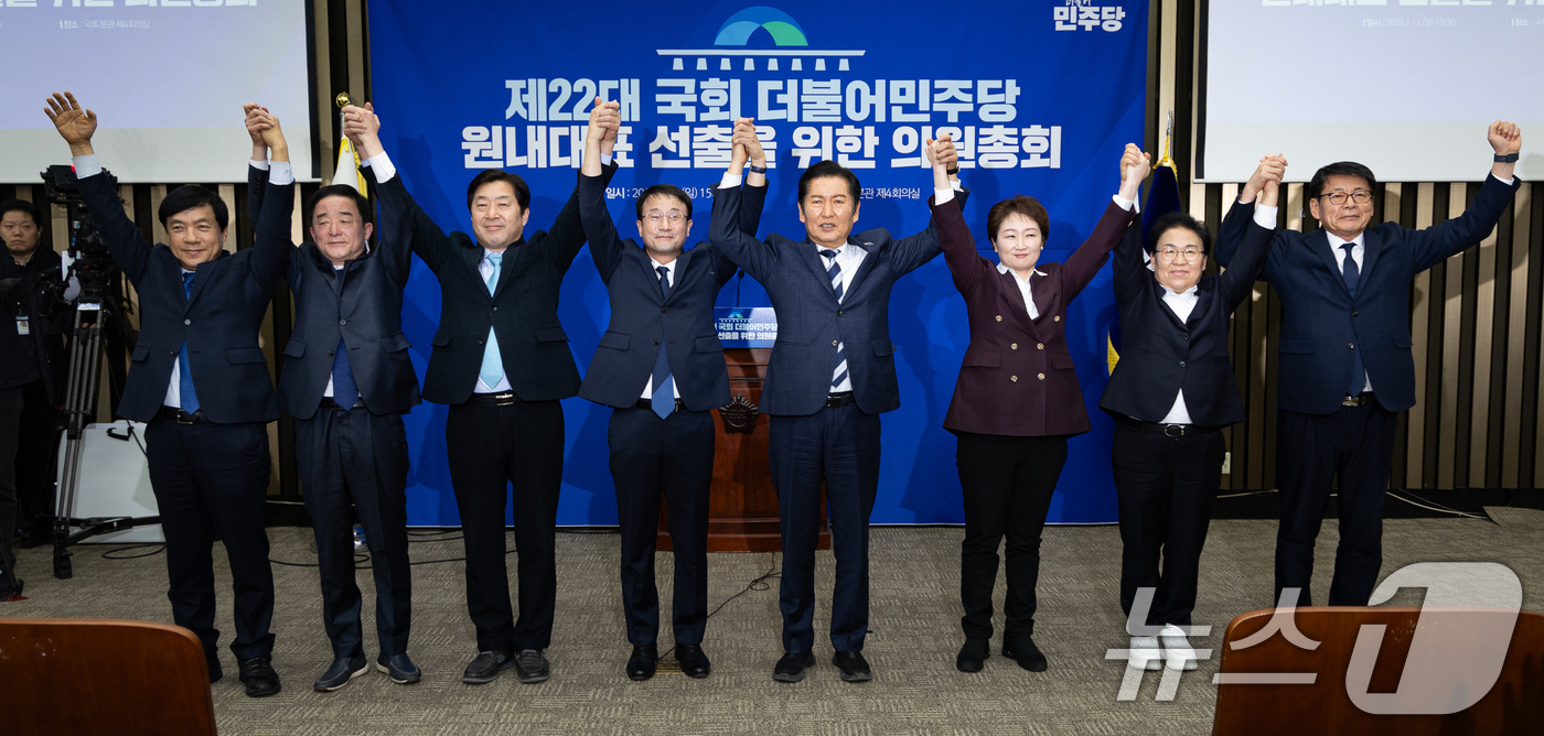 (서울=뉴스1) 유승관 기자 = 더불어민주당 신임 원내대표로 선출된 한병도 의원과 민주당 지도부가 11일 서울 여의도 국회에서 열린 제22대 국회 더불어민주당 원내대표 선출을 위한 …