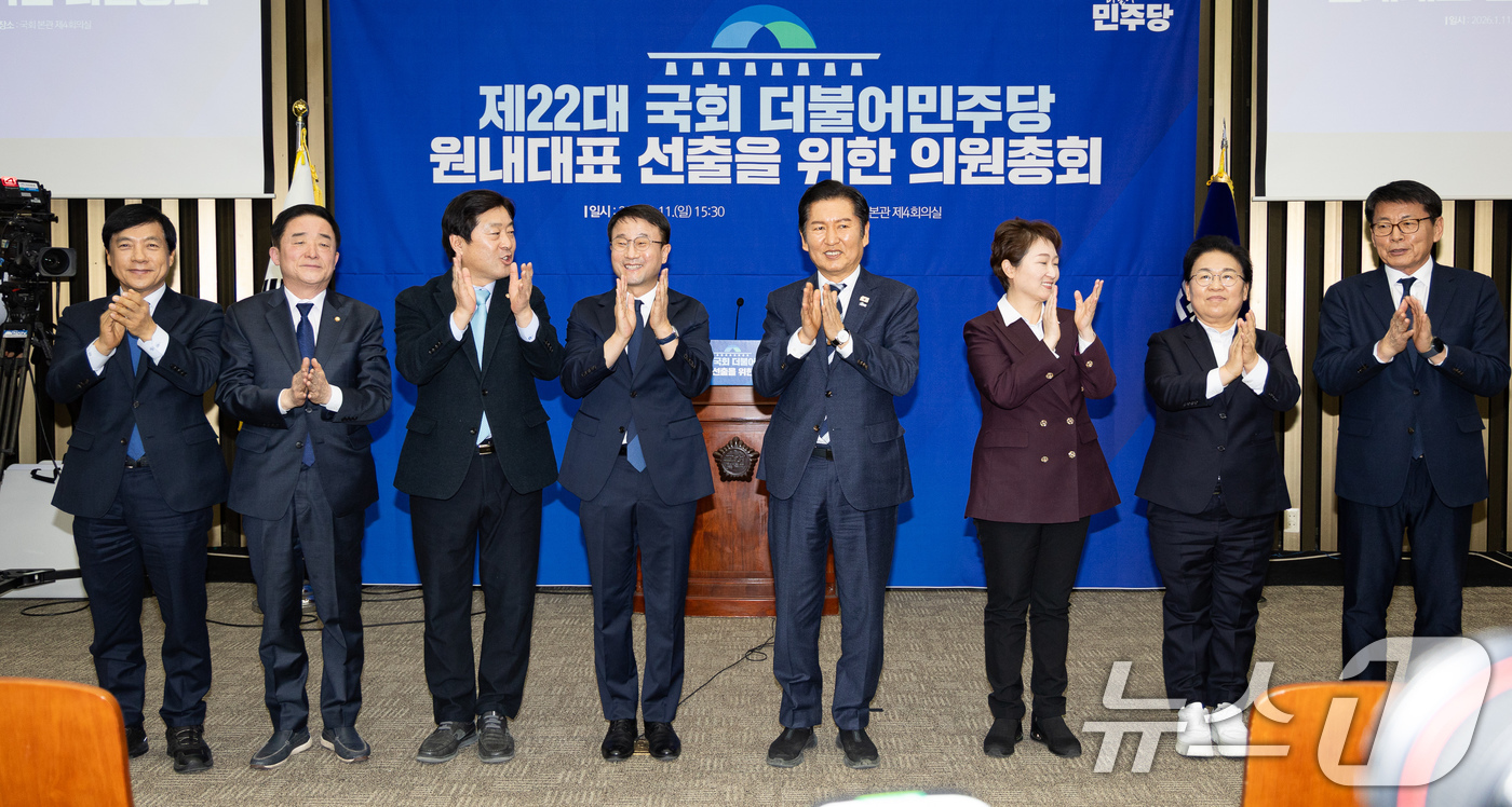 (서울=뉴스1) 유승관 기자 = 더불어민주당 신임 원내대표로 선출된 한병도 의원과 민주당 지도부가 11일 서울 여의도 국회에서 열린 제22대 국회 더불어민주당 원내대표 선출을 위한 …