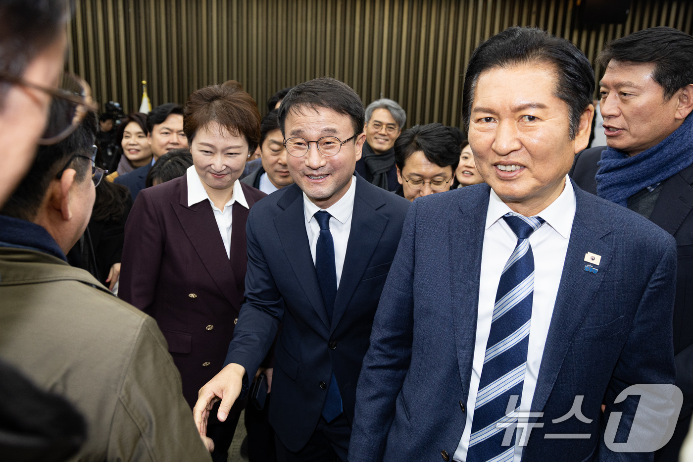 (서울=뉴스1) 유승관 기자 = 더불어민주당 신임 원내대표로 선출된 한병도 의원과 정청래 대표가 11일 서울 여의도 국회에서 열린 제22대 국회 더불어민주당 원내대표 선출을 위한 …