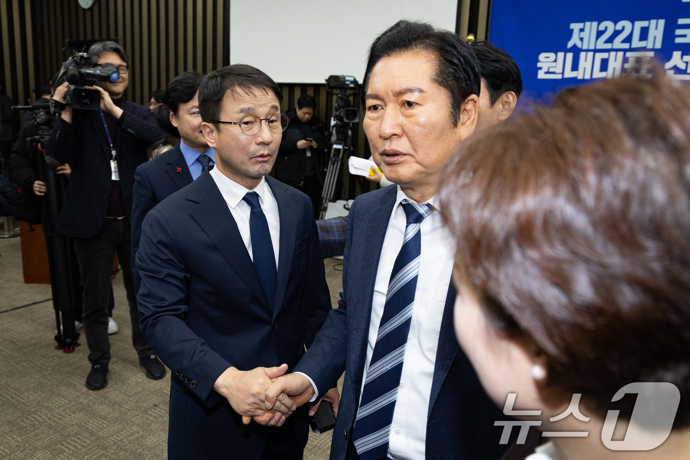 (서울=뉴스1) 유승관 기자 = 더불어민주당 신임 원내대표로 선출된 한병도 의원과 정청래 대표가 11일 서울 여의도 국회에서 열린 제22대 국회 더불어민주당 원내대표 선출을 위한 …