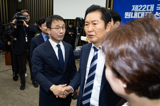 한병도 의원 손잡은 정청래 민주당 대표