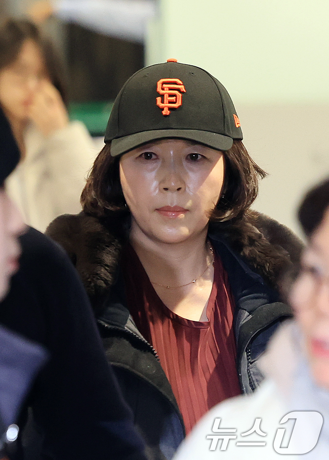 (인천공항=뉴스1) 이호윤 기자 = 김경 서울시의원이 11일 인천국제공항 제1여객터미널을 통해 귀국하고 있다. 김 의원은 과거 2022년 지방선거 당시 더불어민주당 소속이던 강선우 …