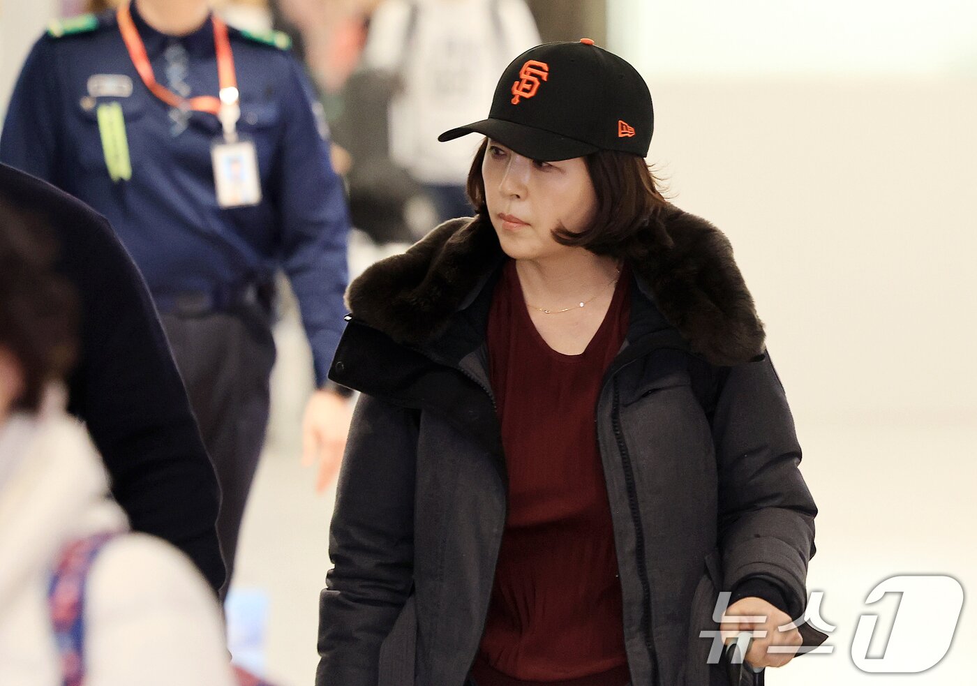 본문 이미지 - 김경 서울시의원이 지난 11일 인천국제공항 제1여객터미널을 통해 귀국하고 있다. 김 의원은 과거 2022년 지방선거 당시 더불어민주당 소속이던 강선우 의원에게 공천헌금 1억 원을 전달한 의혹을 받고 있다. 2026.1.11/뉴스1 ⓒ News1 이호윤 기자