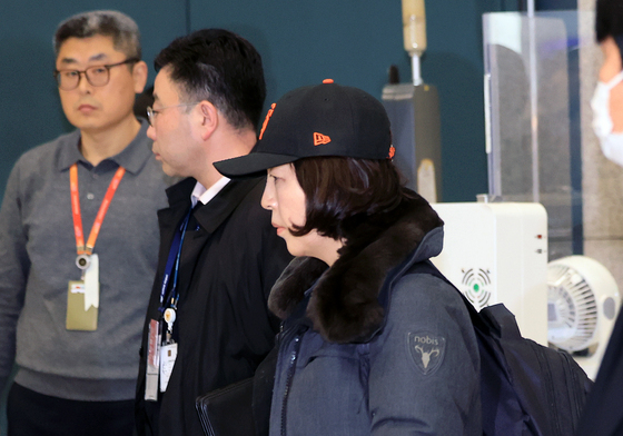 귀국하는 김경의원