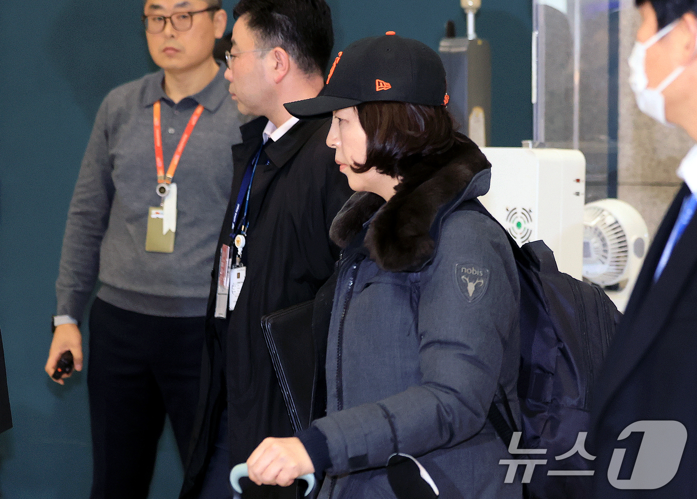 (인천공항=뉴스1) 이호윤 기자 = 김경 서울시의원이 11일 인천국제공항 제1여객터미널을 통해 귀국하고 있다. 김 의원은 과거 2022년 지방선거 당시 더불어민주당 소속이던 강선우 …