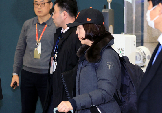 굳은 표정으로 귀국장 들어온 김경 서울시의원