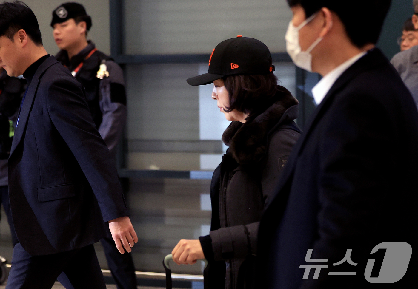 (인천공항=뉴스1) 이호윤 기자 = 김경 서울시의원이 11일 인천국제공항 제1여객터미널을 통해 귀국하고 있다. 김 의원은 과거 2022년 지방선거 당시 더불어민주당 소속이던 강선우 …