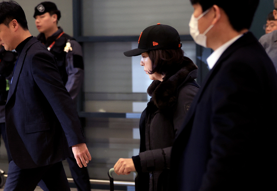 귀국장에 모습 드러낸 김경 의원