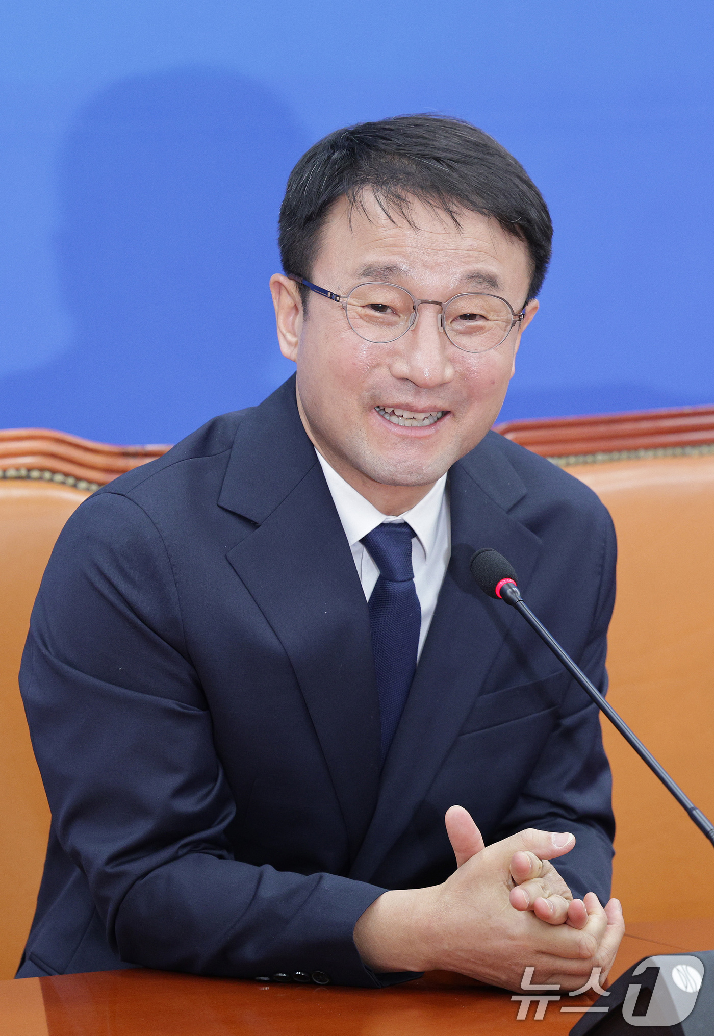 (서울=뉴스1) 신웅수 기자 = 한병도 더불어민주당 신임 원내대표가 11일 서울 여의도 국회에서 기자간담회를 하고 있다. 2026.1.11/뉴스1