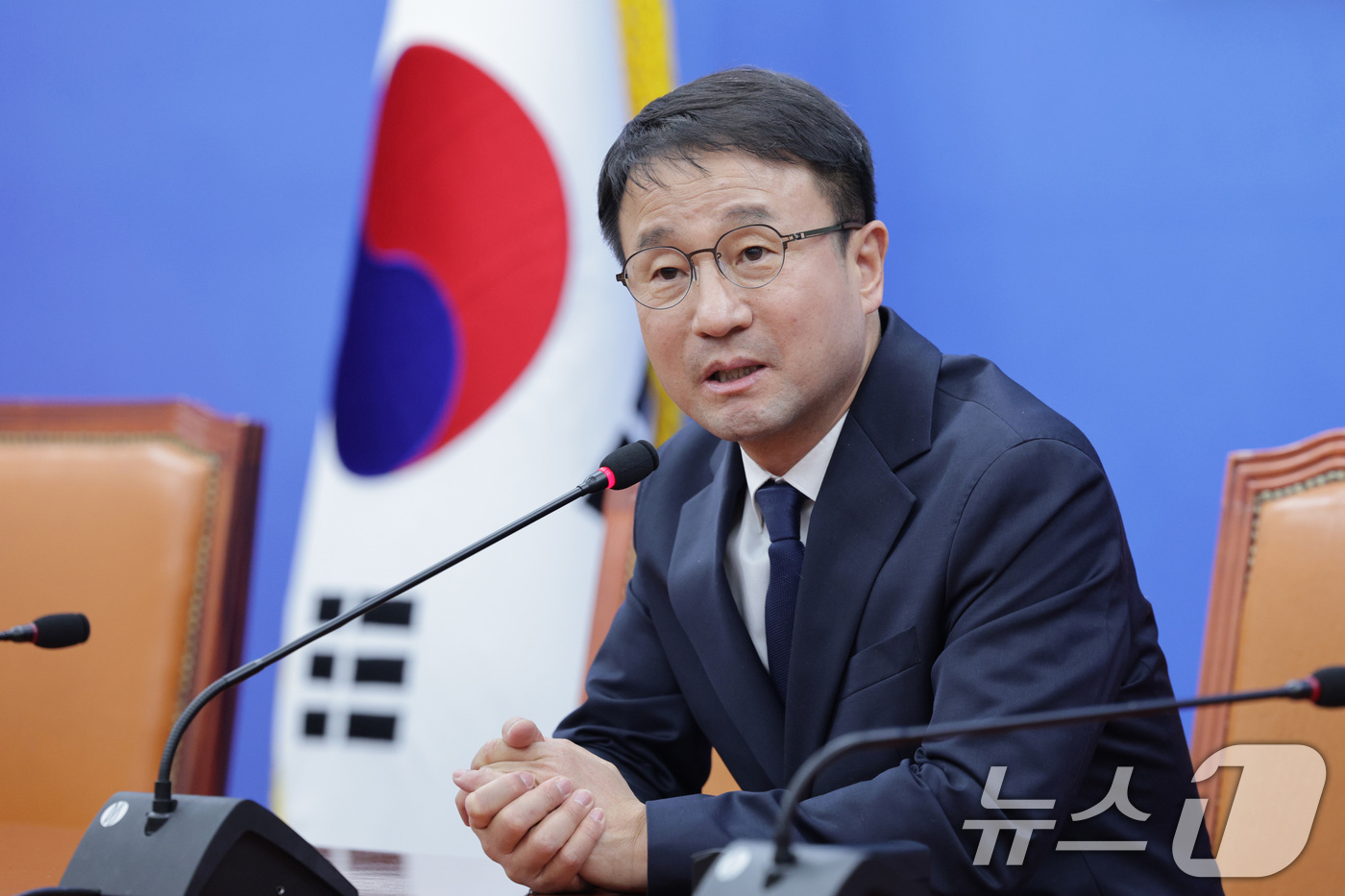 (서울=뉴스1) 신웅수 기자 = 한병도 더불어민주당 신임 원내대표가 11일 서울 여의도 국회에서 기자간담회를 하고 있다. 2026.1.11/뉴스1