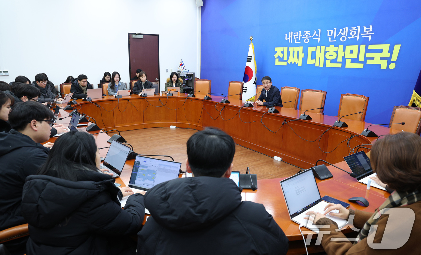 (서울=뉴스1) 신웅수 기자 = 한병도 더불어민주당 신임 원내대표가 11일 서울 여의도 국회에서 기자간담회를 하고 있다. 2026.1.11/뉴스1