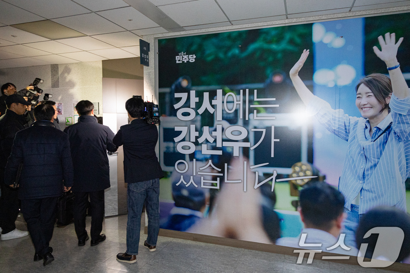 (서울=뉴스1) 유승관 기자 = 11일 서울 여의도 국회 의원회관 강선우 의원 사무실에 의원실 관계자 및 경찰 관계자들이 들어서고 있다.서울경찰청 광역수사단 공공범죄수사대는 이날 …