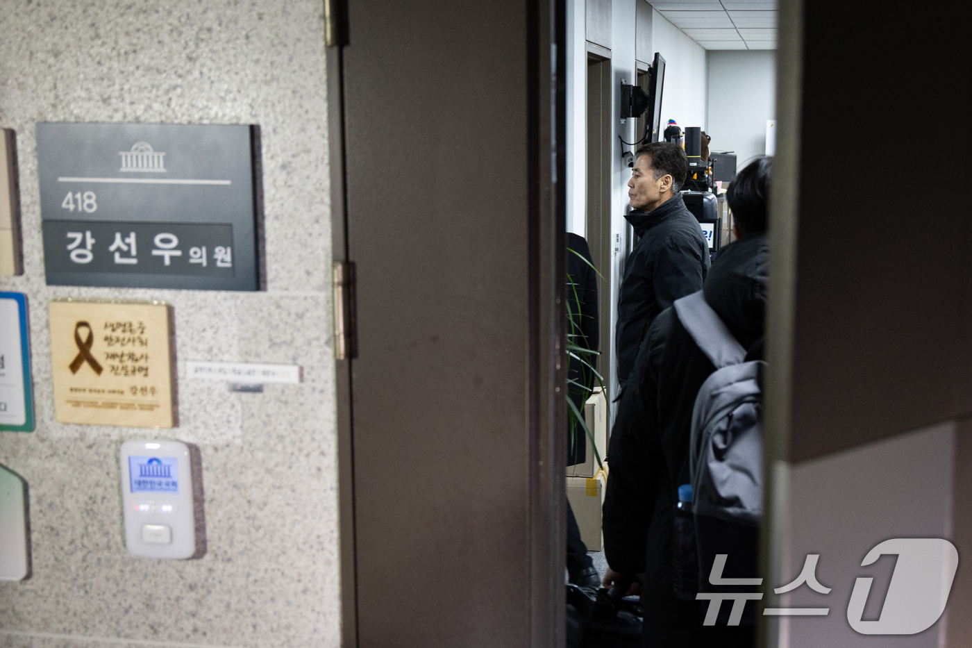 (서울=뉴스1) 유승관 기자 = 11일 서울 여의도 국회 의원회관 강선우 의원 사무실에 의원실 관계자 및 경찰 관계자들이 들어서고 있다.서울경찰청 광역수사단 공공범죄수사대는 이날 …