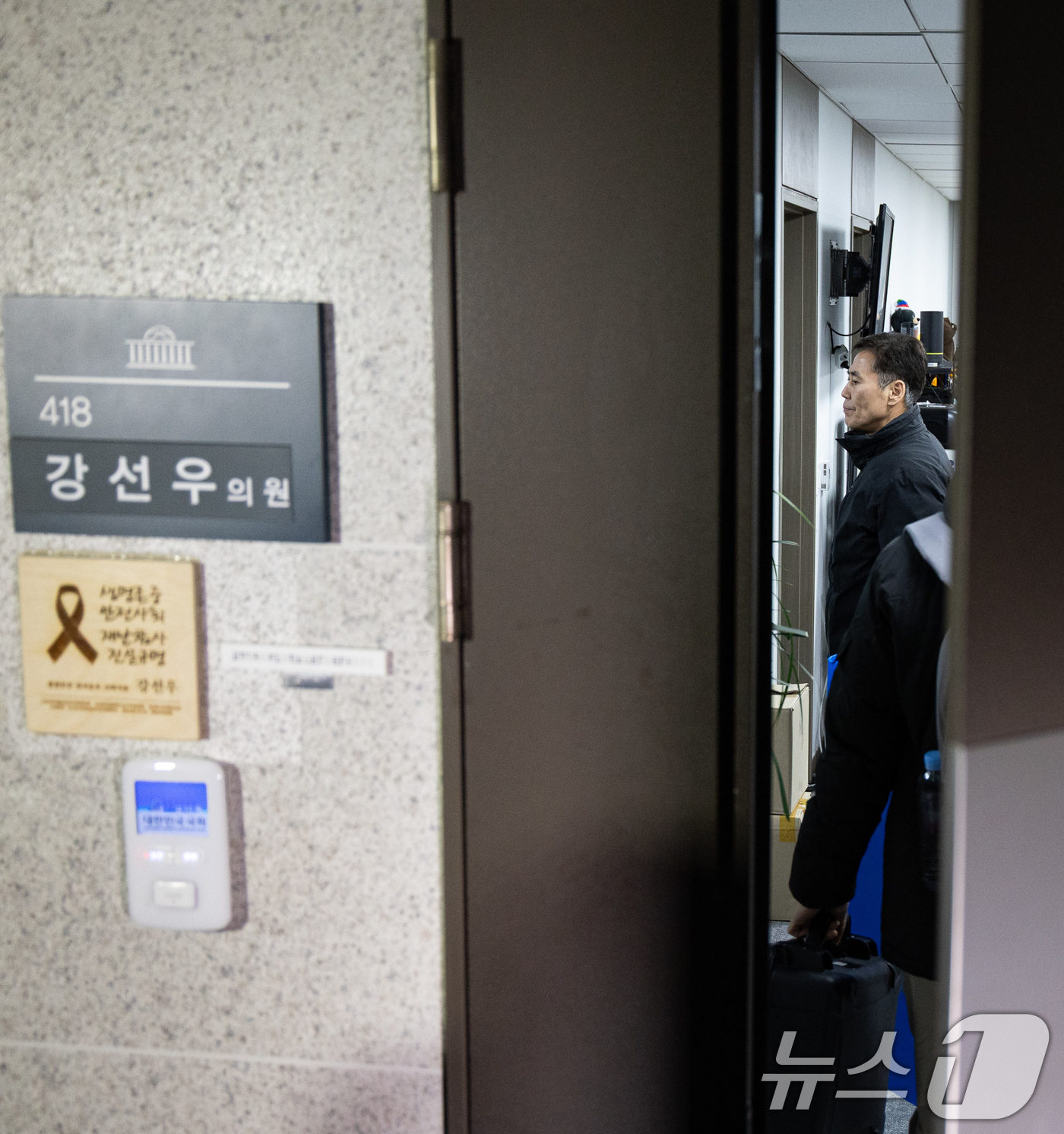(서울=뉴스1) 유승관 기자 = 11일 서울 여의도 국회 의원회관 강선우 의원 사무실에 의원실 관계자 및 경찰 관계자들이 들어서고 있다.서울경찰청 광역수사단 공공범죄수사대는 이날 …