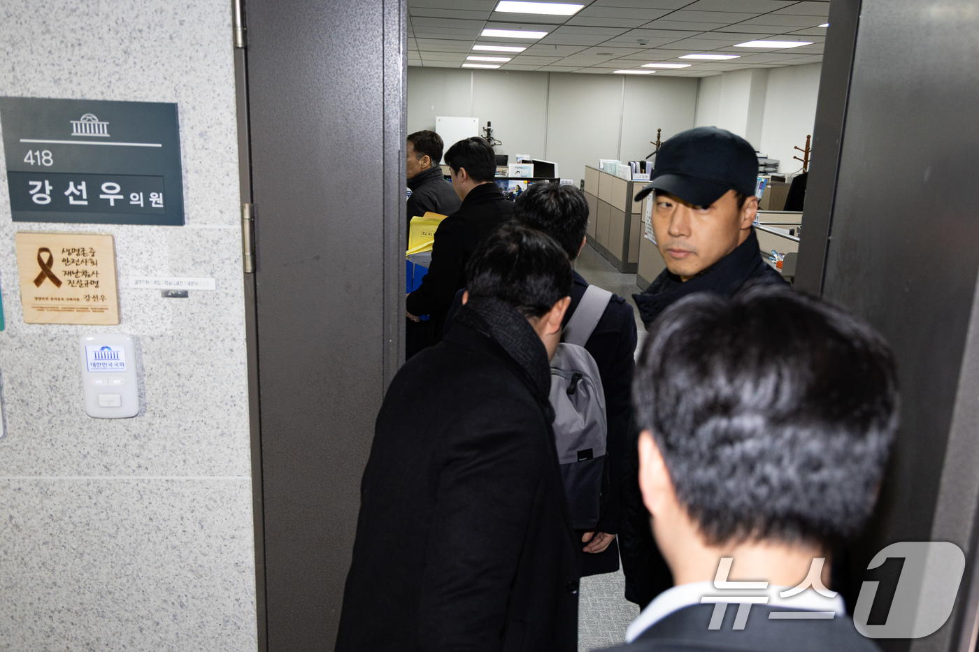 (서울=뉴스1) 유승관 기자 = 11일 서울 여의도 국회 의원회관 강선우 의원 사무실에 의원실 관계자 및 경찰 관계자들이 들어서고 있다.서울경찰청 광역수사단 공공범죄수사대는 이날 …