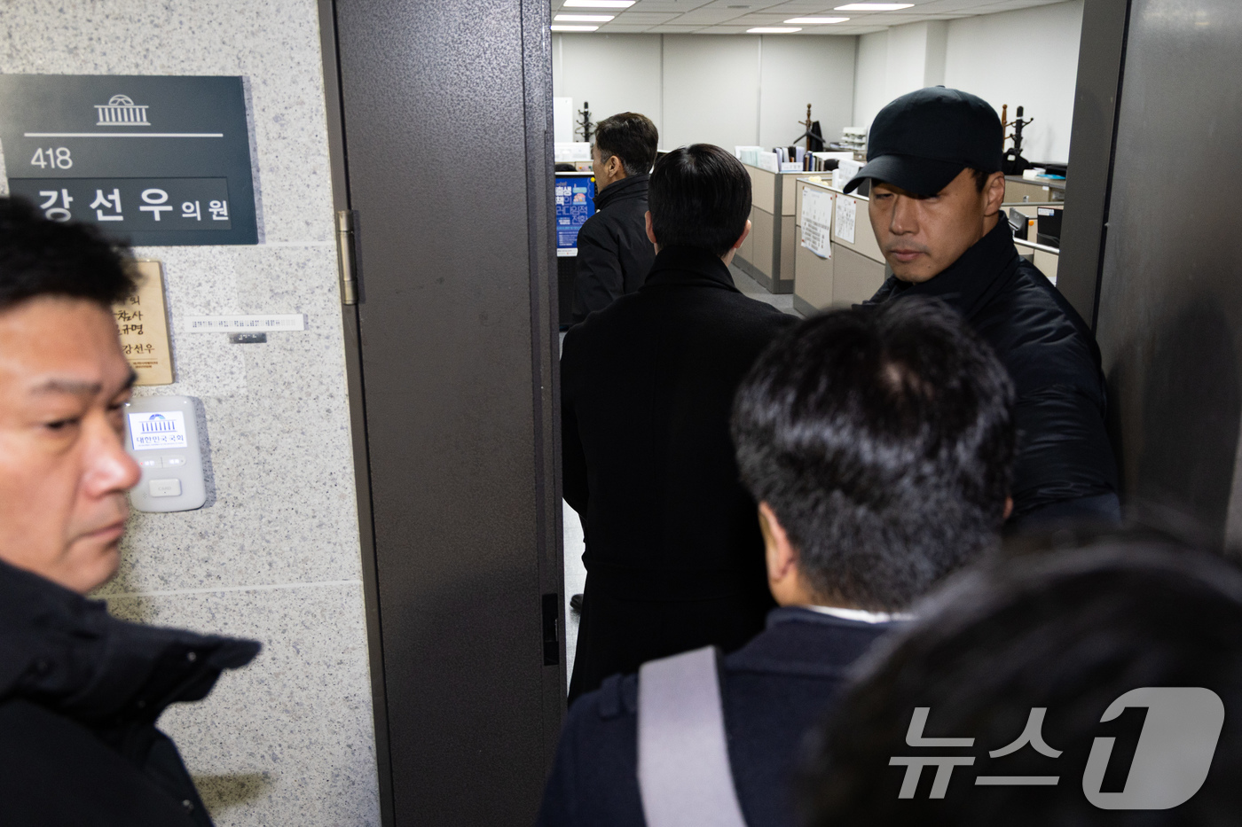 (서울=뉴스1) 유승관 기자 = 11일 서울 여의도 국회 의원회관 강선우 의원 사무실에 의원실 관계자 및 경찰 관계자들이 들어서고 있다.서울경찰청 광역수사단 공공범죄수사대는 이날 …