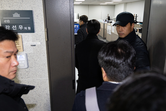 경찰, '공천 헌금 의혹' 강선우 의원실 압수수색