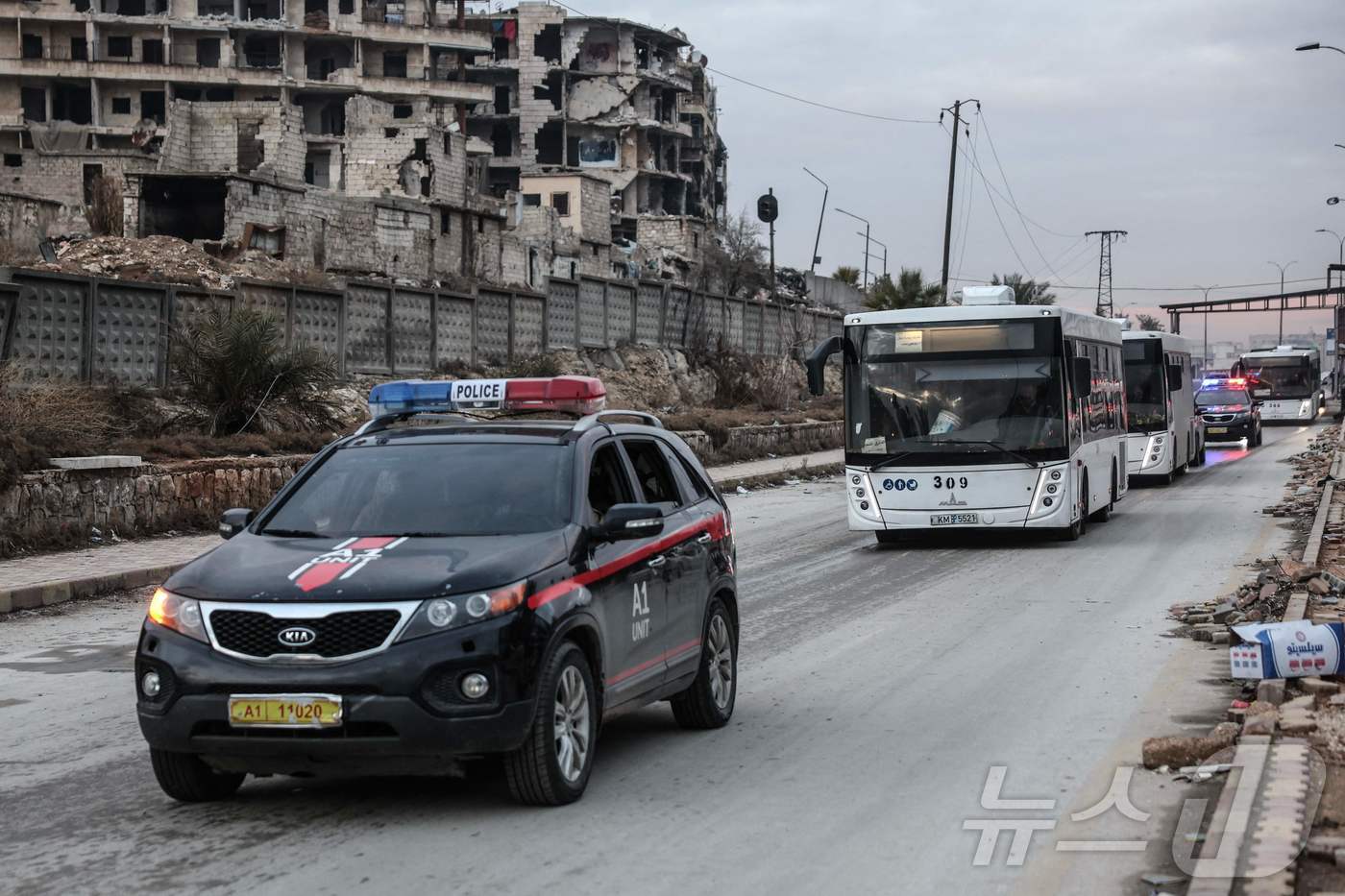 (알레포 AFP=뉴스1) 김지완 기자 = 10일(현지시간) 시리아 북서부 알레포에서 쿠르드족 시리아 민주군(SDF)의 전투원을 태운 버스와 호송 차량이 시리아 북동부 지역으로 출발 …