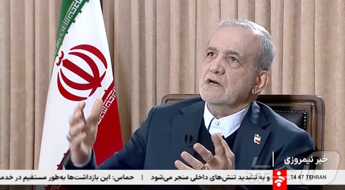 (테헤란 로이터=뉴스1) 김지완 기자 = 11일(현지시간) 마수드 페제시키안 이란 대통령이 국영 IRIB 방송에 출연한 모습. 사진은 인터뷰 영상 갈무리. 2026.01.11ⓒ 로 …