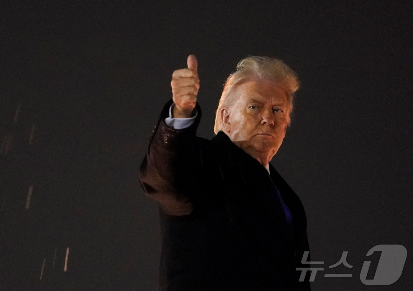 (앤드루스합동기지 로이터=뉴스1) 김지완 기자 = 9일(현지시간) 도널드 트럼프 미국 대통령이 메릴랜드주 앤드루스 합동기지에서 플로리다로 향하는 대통령 전용기 '에어포스원'에 탑승 …