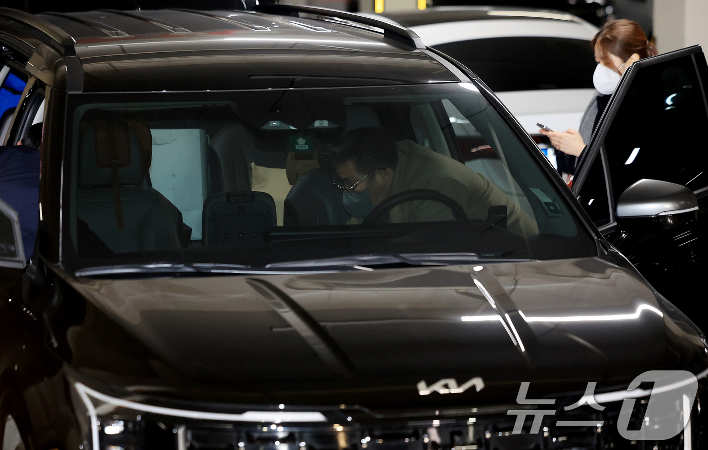 (서울=뉴스1) 이호윤 기자 = 경찰 수사관들이 11일 서울 강서구 강선우 의원 자택에 주차된 강선우 의원실 차량을 압수수색 하고 있다. 2026.1.11/뉴스1