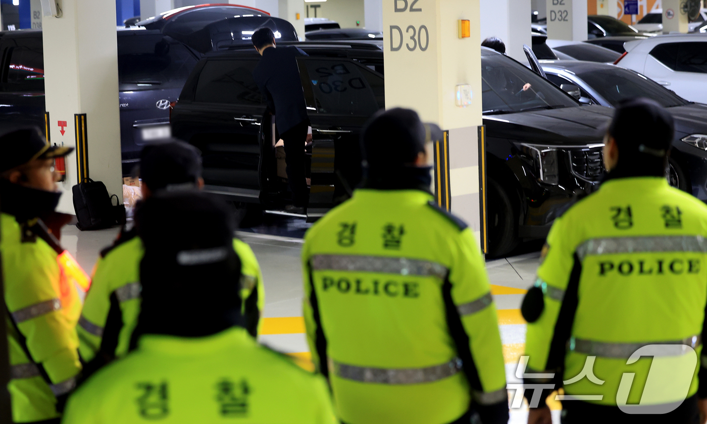 (서울=뉴스1) 이호윤 기자 = 경찰 수사관들이 11일 서울 강서구 강선우 의원 자택에 주차된 강선우 의원실 차량을 압수수색 하고 있다. 2026.1.11/뉴스1