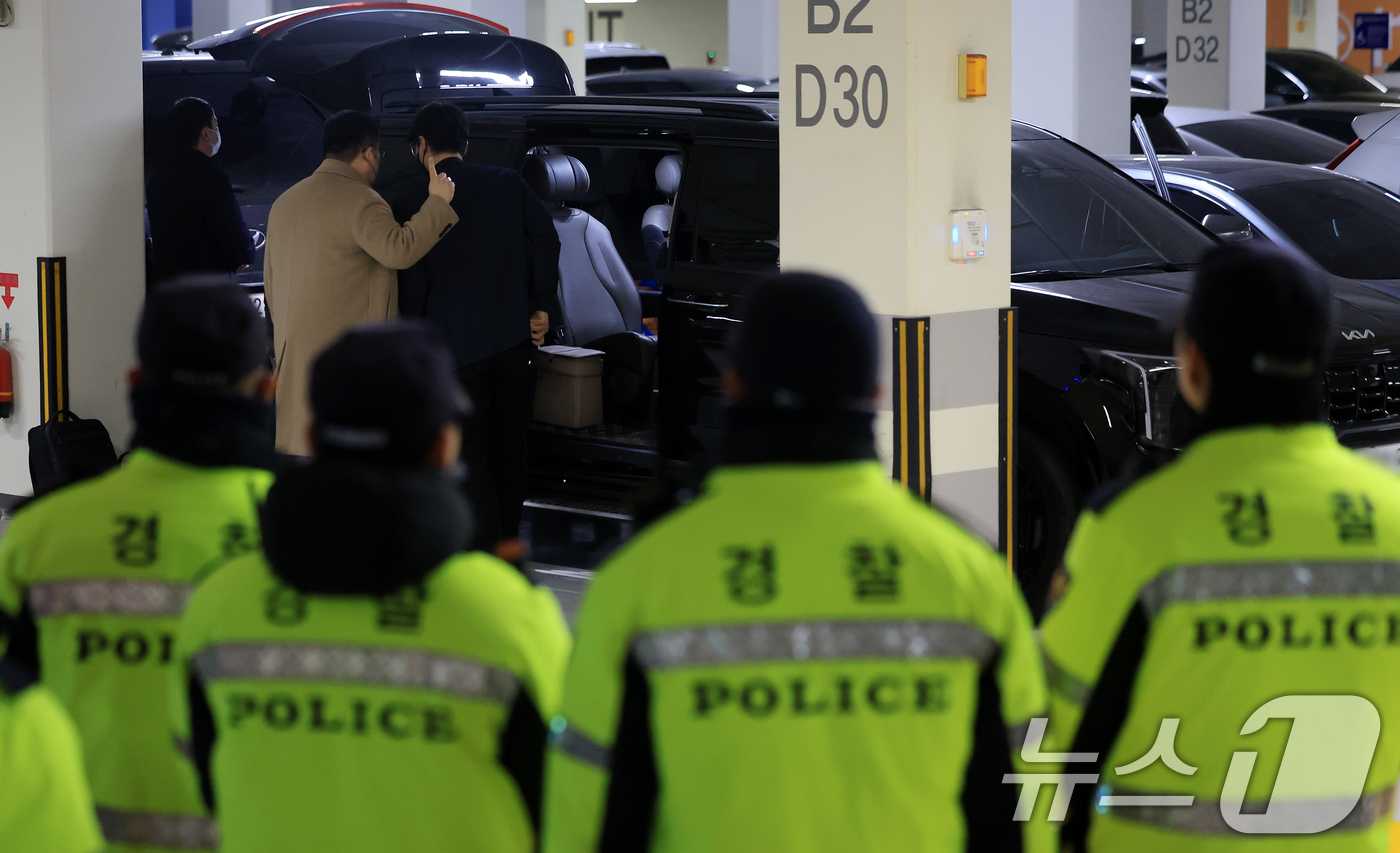 (서울=뉴스1) 이호윤 기자 = 경찰 수사관들이 11일 서울 강서구 강선우 의원 자택에 주차된 강선우 의원실 차량을 압수수색 하고 있다. 2026.1.11/뉴스1