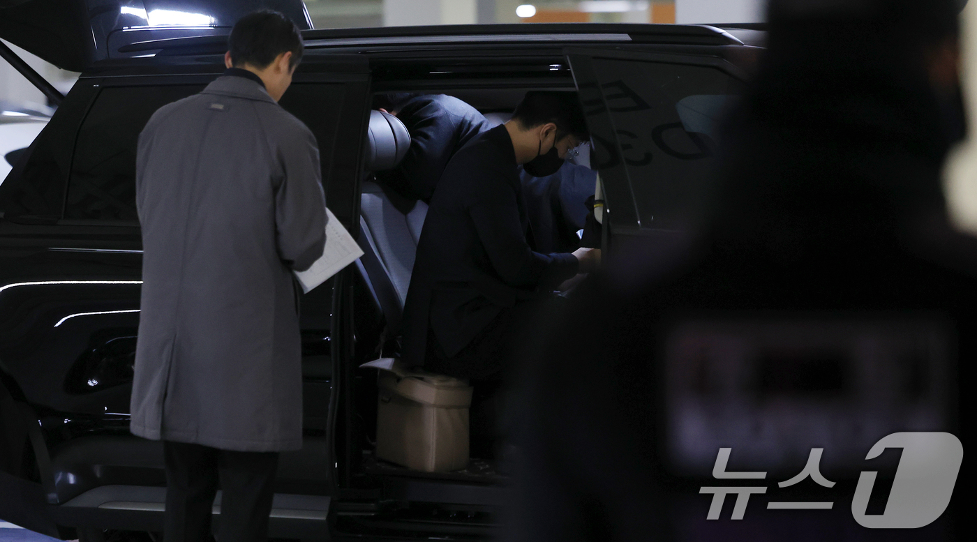 (서울=뉴스1) 이호윤 기자 = 경찰 수사관들이 11일 서울 강서구 강선우 의원 자택에 주차된 강선우 의원실 차량을 압수수색 하고 있다. 2026.1.11/뉴스1