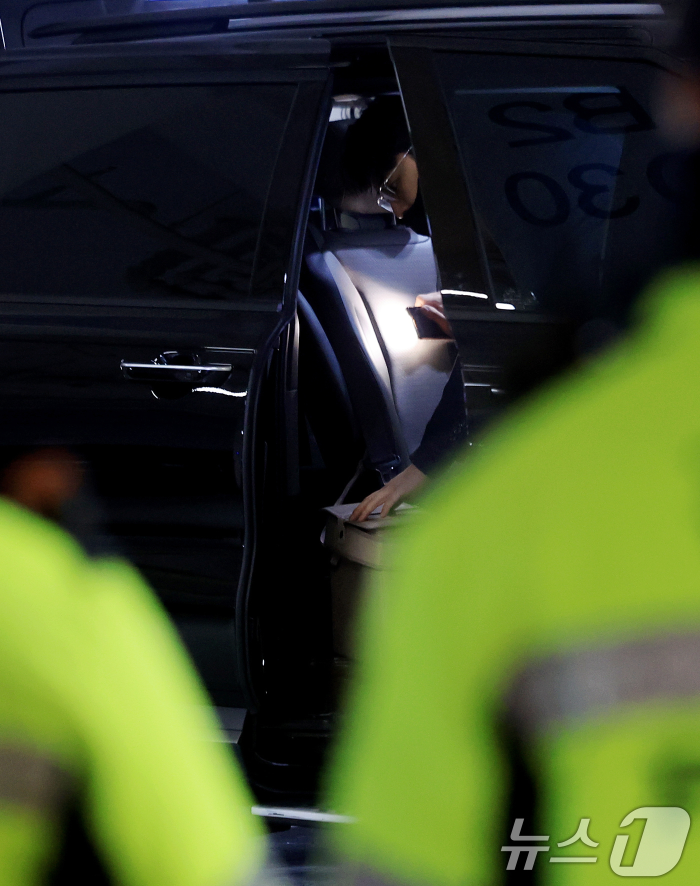 (서울=뉴스1) 이호윤 기자 = 경찰 수사관들이 11일 서울 강서구 강선우 의원 자택에 주차된 강선우 의원실 차량을 압수수색 하고 있다. 2026.1.11/뉴스1