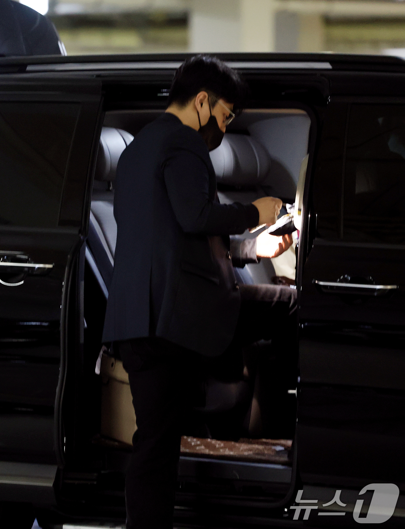 (서울=뉴스1) 이호윤 기자 = 경찰 수사관들이 11일 서울 강서구 강선우 의원 자택에 주차된 강선우 의원실 차량을 압수수색 하고 있다. 2026.1.11/뉴스1