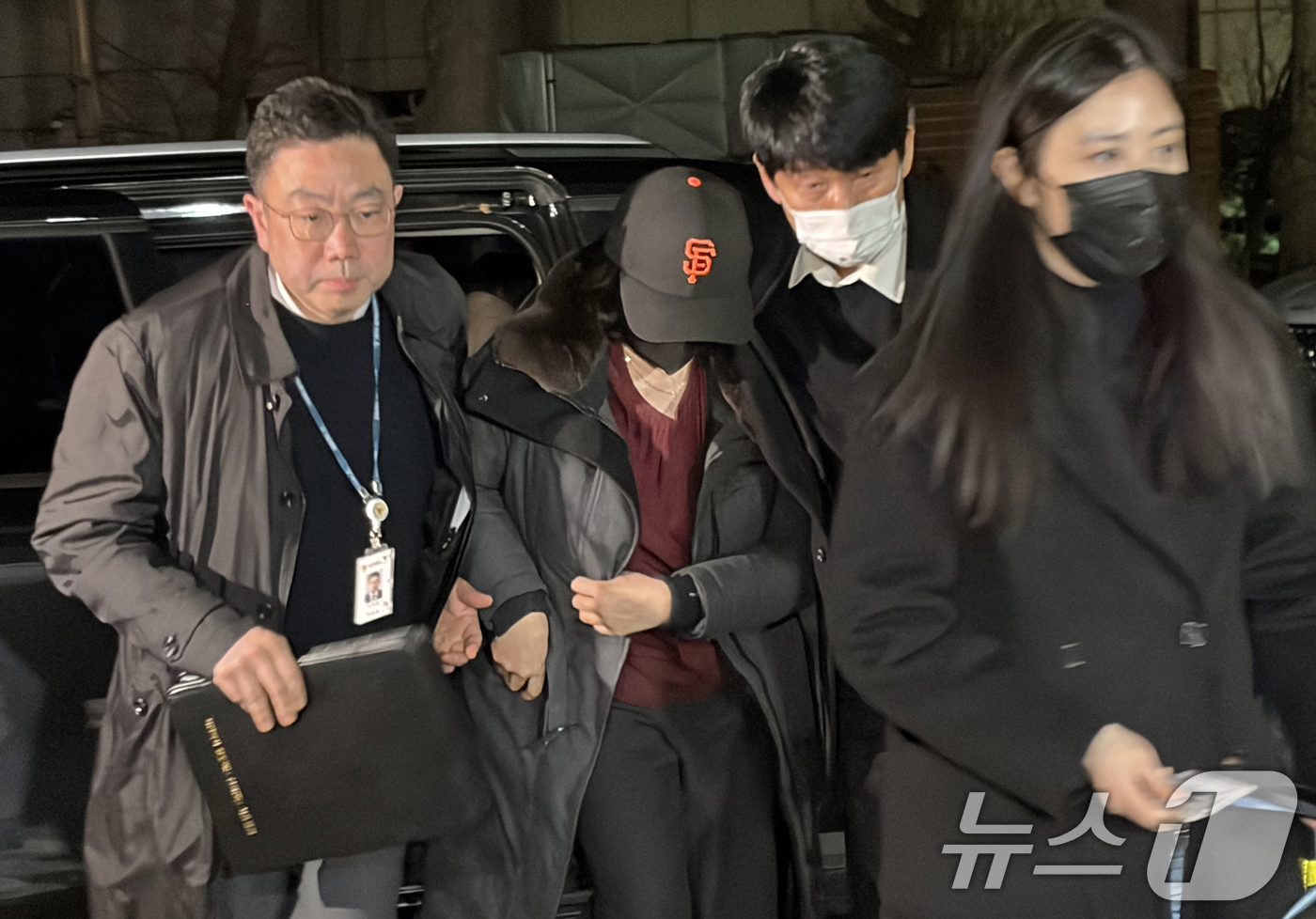 (서울=뉴스1) 한수현 기자 = '공천 헌금' 의혹을 받는 김경 서울시의원이 11일 오후 서울 마포구 서울경찰청 광역수사단 공공범죄수사대로 출석하고 있다.2022년 지방선거 국면에 …