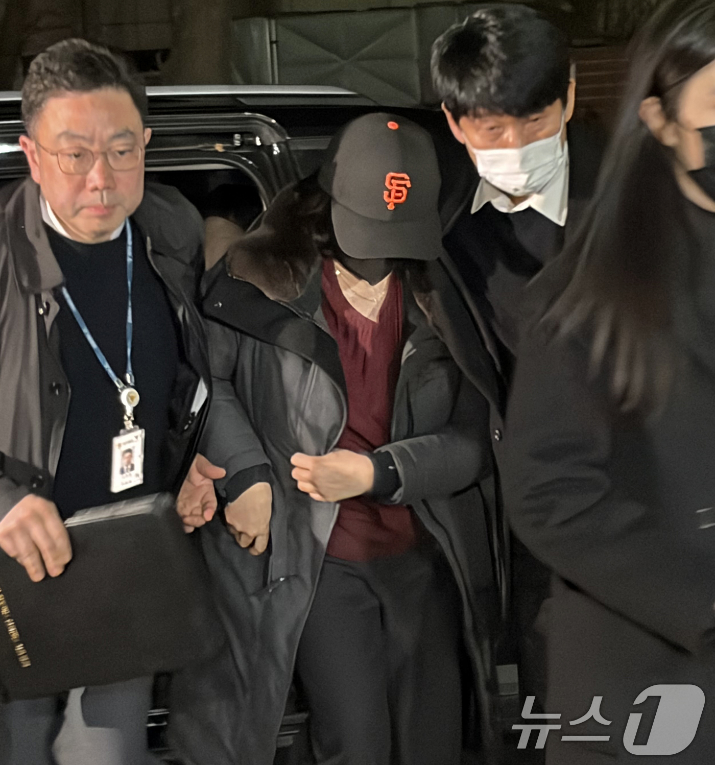 (서울=뉴스1) 한수현 기자 = '공천 헌금' 의혹을 받는 김경 서울시의원이 11일 오후 서울 마포구 서울경찰청 광역수사단 공공범죄수사대로 출석하고 있다.2022년 지방선거 국면에 …