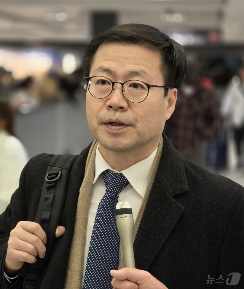 (워싱턴=뉴스1) 류정민 특파원 = 여한구 산업통상자원부 통상교섭본부장이 11일(현지시간) 미국 워싱턴DC 인근 덜레스 국제공항을 통해 입국하며 기자들의 질문에 답하고 있다. 20 …