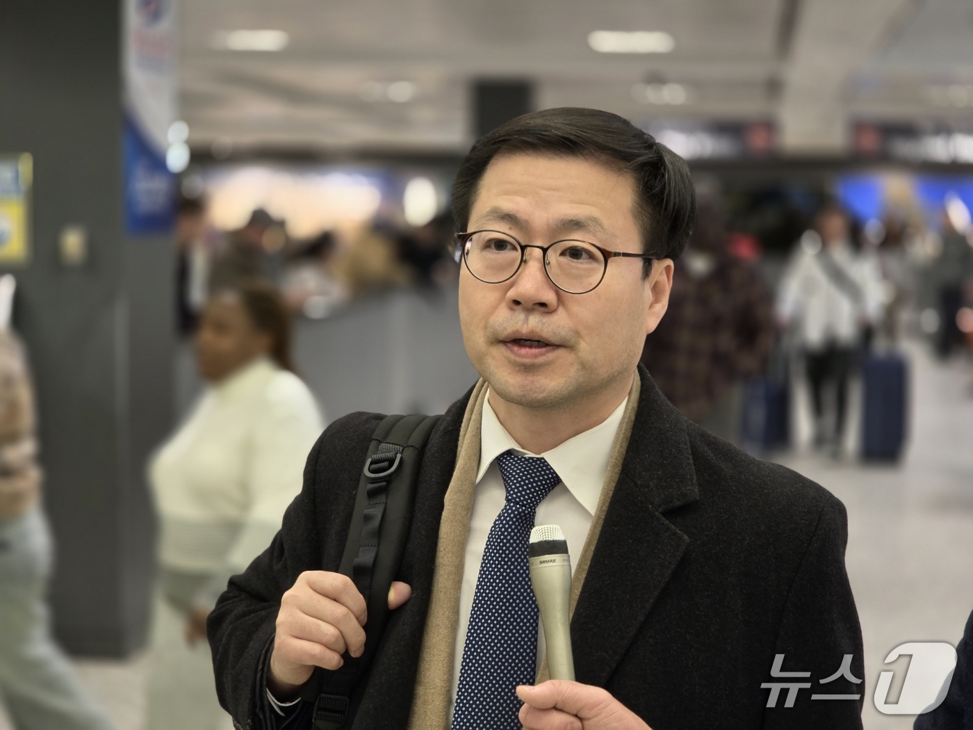 (워싱턴=뉴스1) 류정민 특파원 = 여한구 산업통상자원부 통상교섭본부장이 11일(현지시간) 미국 워싱턴DC 인근 덜레스 국제공항을 통해 입국하며 기자들의 질문에 답하고 있다.  2 …