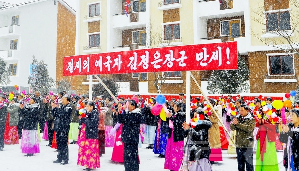 (평양 노동신문=뉴스1) = 북한 노동당 기관지 노동신문은 12일 "우리 당이 펼친 웅대한 사회주의농촌 건설 구상에 따라 온 나라 방방곡곡에서 새 마을들이 앞을 다투어 솟아오르는 …