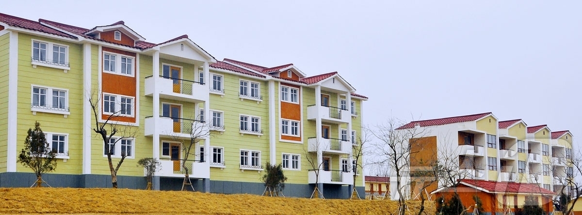 (평양 노동신문=뉴스1) = 북한 노동당 기관지 노동신문은 12일 "우리 당이 펼친 웅대한 사회주의농촌 건설 구상에 따라 온 나라 방방곡곡에서 새 마을들이 앞을 다투어 솟아오르는 …