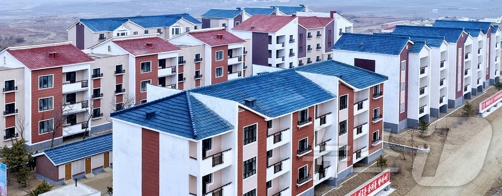 (평양 노동신문=뉴스1) = 북한 노동당 기관지 노동신문은 12일 "우리 당이 펼친 웅대한 사회주의농촌 건설 구상에 따라 온 나라 방방곡곡에서 새 마을들이 앞을 다투어 솟아오르는 …