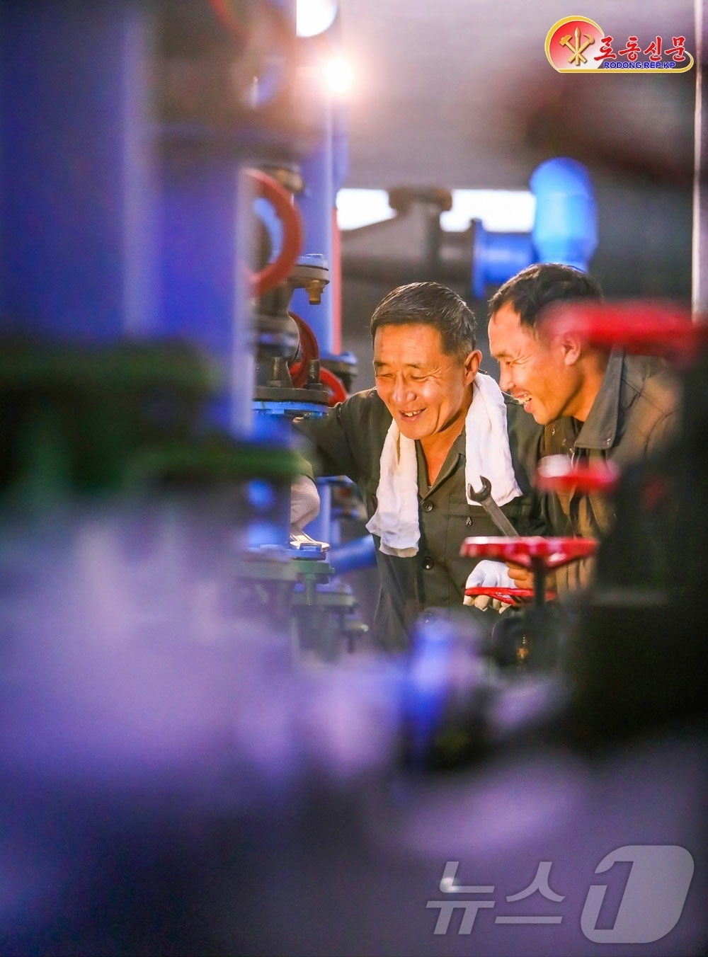 (평양 노동신문=뉴스1) = 북한 노동당 기관지 노동신문은 12일 평천구역상하수도관리소 직원들을 조명하며 "일터에 애국의 땀을 묵묵히 바쳐가고 있다"라고 보도했다. [국내에서만 사 …
