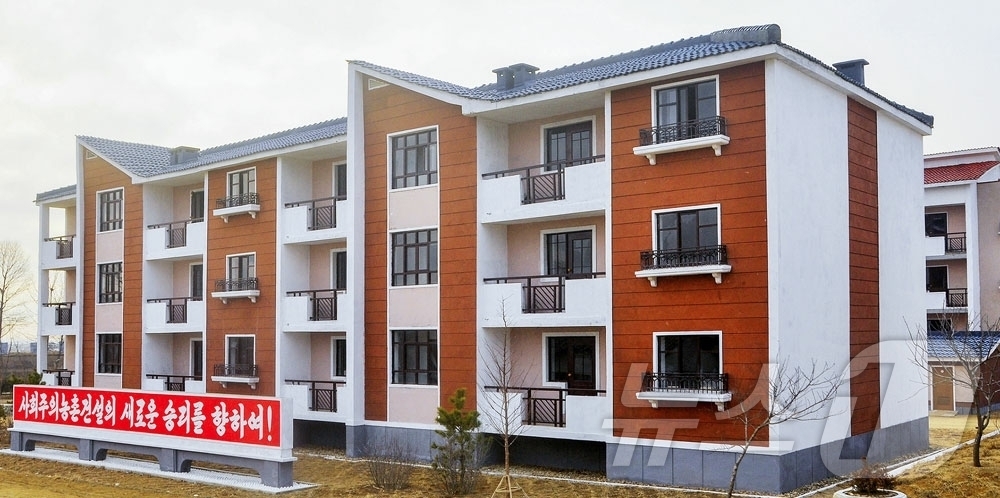 (평양 노동신문=뉴스1) = 북한 노동당 기관지 노동신문은 12일 "우리 당이 펼친 웅대한 사회주의농촌 건설 구상에 따라 온 나라 방방곡곡에서 새 마을들이 앞을 다투어 솟아오르는 …