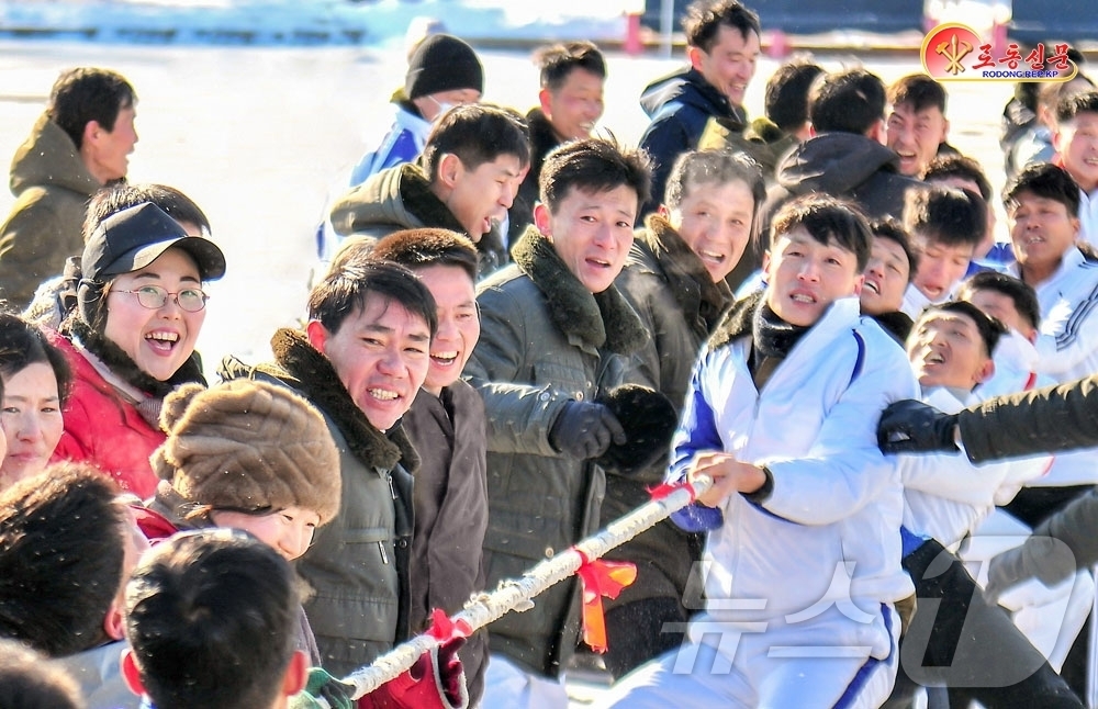 (평양 노동신문=뉴스1) = 북한 노동당 기관지 노동신문은 12일 "각지 인민들이 새해 첫 체육의 날을 맞아 대중체육활동을 진행했다"라고 보도했다. [국내에서만 사용가능. 재배포 …